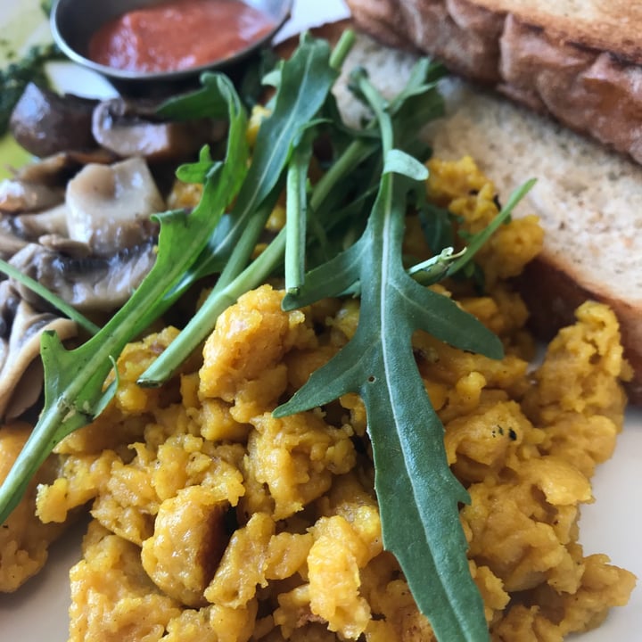 photo of Knead Bakery Vegan scrambled eggs shared by @murielgravenor on  07 Apr 2021 - review