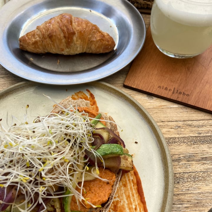 photo of Niño Lobo Medialuna + Tostón Con Pasta De Pimiento Y Vegetales shared by @melitres on  04 Jan 2022 - review