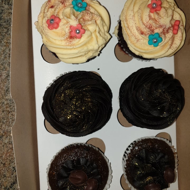 review photo of Jays Java & Juice Red velvet cupcake shared by @gloomyvegan on 16 May 2021 - review