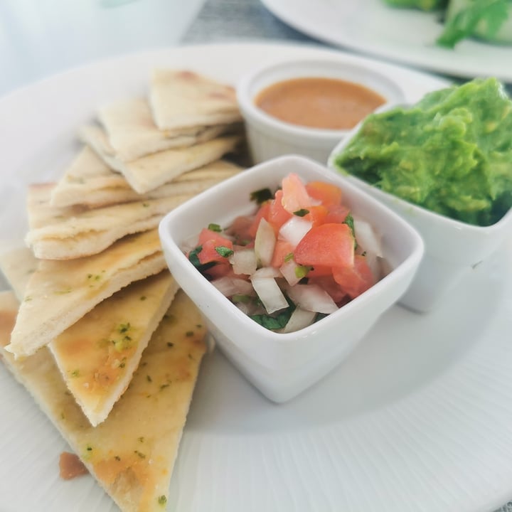 photo of Basmati Indian Garlic Flatbread and dips shared by @cookienutsvegan on  12 Sep 2021 - review