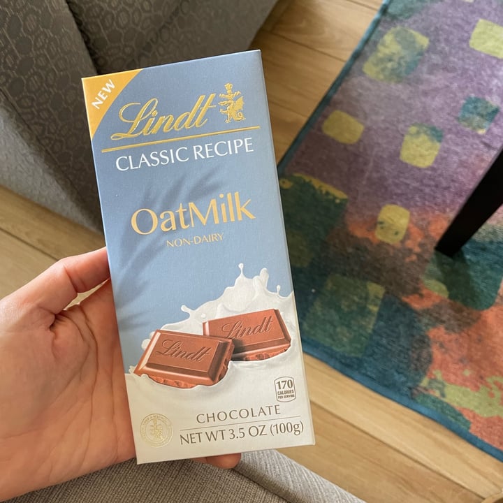 photo of Lindt Oatmilk Chocolate shared by @sofiferracuti8 on  02 Jun 2022 - review