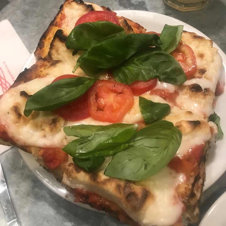 photo of Pizzería Güerrin Pizza Margarita vegana shared by @agustinarey on  16 Oct 2022 - review