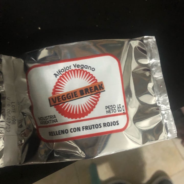 review photo of Veggie Break Alfajor Vegano Relleno De Frutos Rojos shared by @leeeila on 12 May 2022 - review