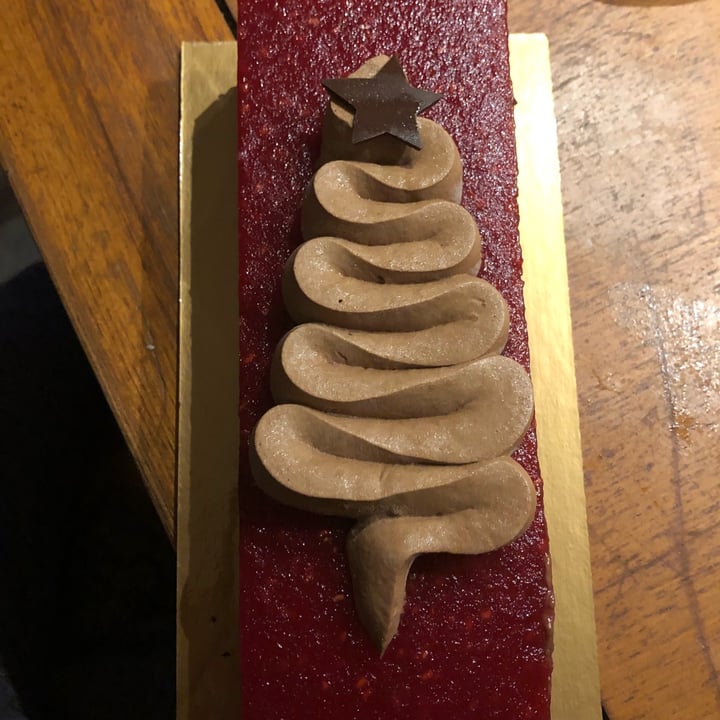 photo of la cuisine de jean philippe Chocolate & Raspberry Log shared by @weepingwillow0 on  28 Nov 2021 - review