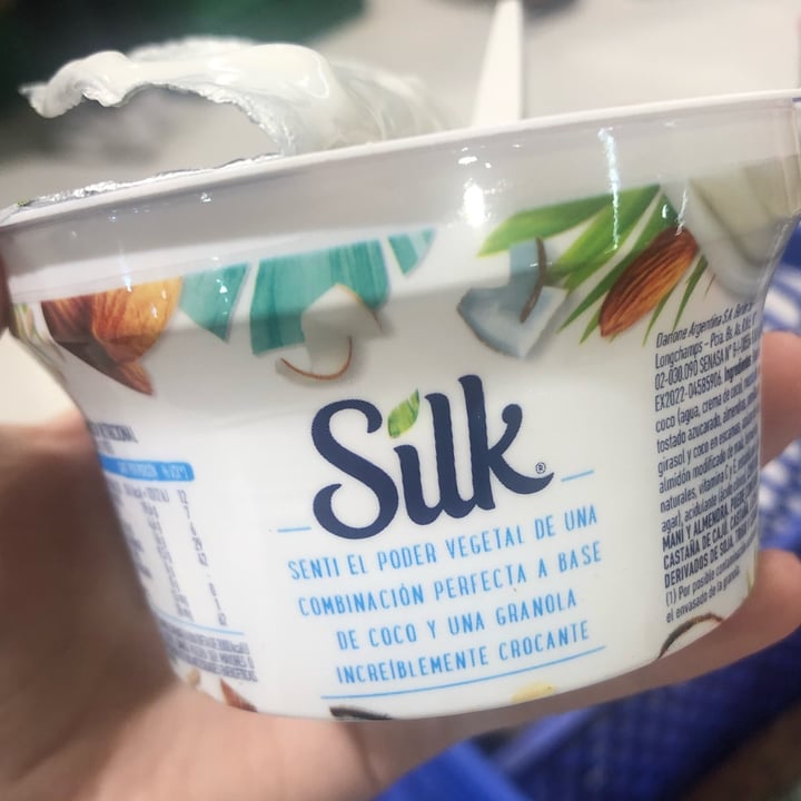 photo of Silk yogurt + granola shared by @catabuffarini on  14 Aug 2022 - review