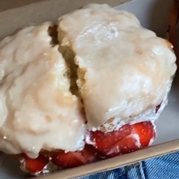 photo of The Moody Donut Berry Crush Donut shared by @estefaniagoram on  29 Sep 2020 - review