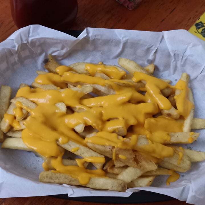 photo of Tomeiro, garnacha vegana Papas con queso cheddar vegano shared by @defyhdez on  12 Jun 2022 - review