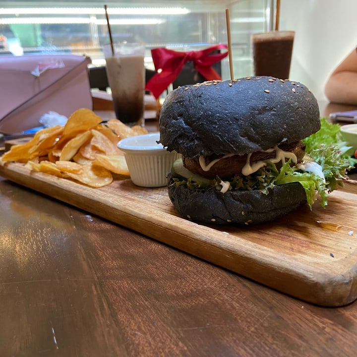 photo of Pinxin Vegan Cuisine Charcoal portobello burger shared by @dafnelately on  17 Jan 2022 - review