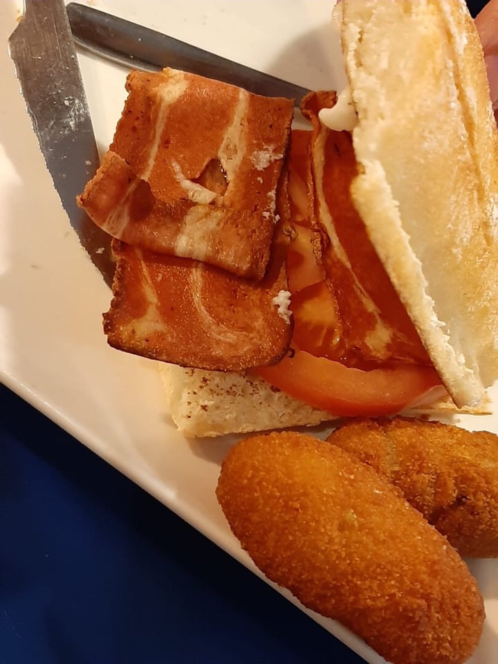 review photo of B13 bar Bocadillo de Bacon shared by @yolandaescri on 11 Jan 2020 - review