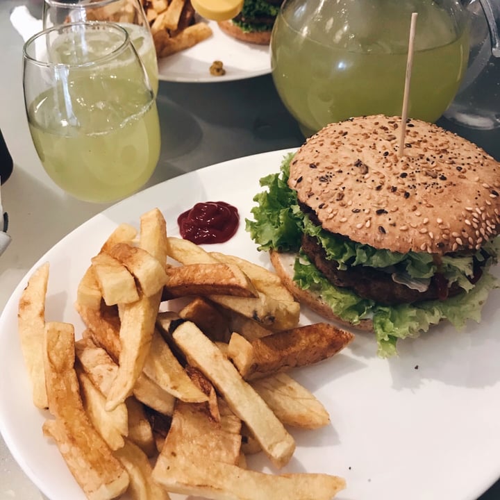 photo of Loving Hut Doble Loving burger. Pan integral con semillas + Doble medallón de soja texturizada, lechuga, tomate, queso, cebolla, pepino, papas fritas + bebida. shared by @yuirimiyagi on  31 Dec 2020 - review