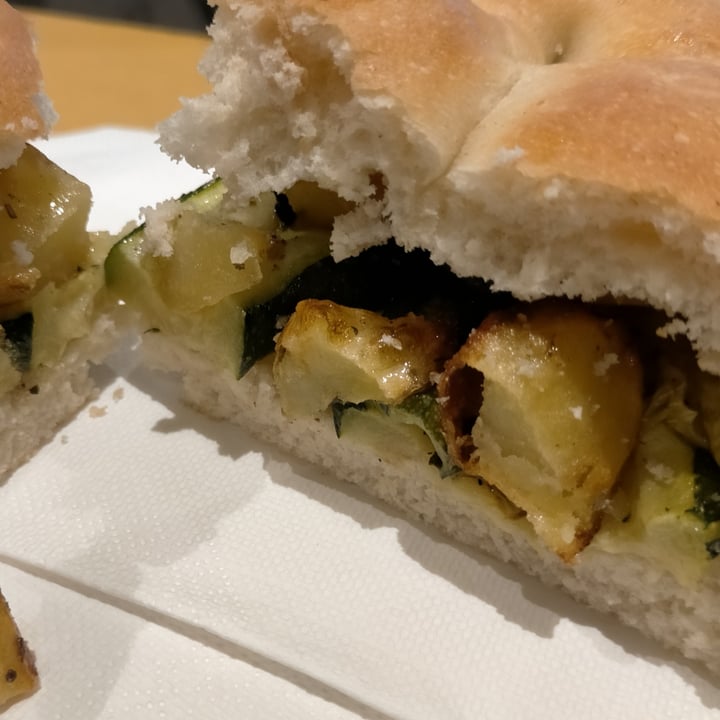 photo of The Cups Focaccia all'olio con zucchine grigliate e patate arrosto shared by @francescascaioli on  26 Mar 2022 - review