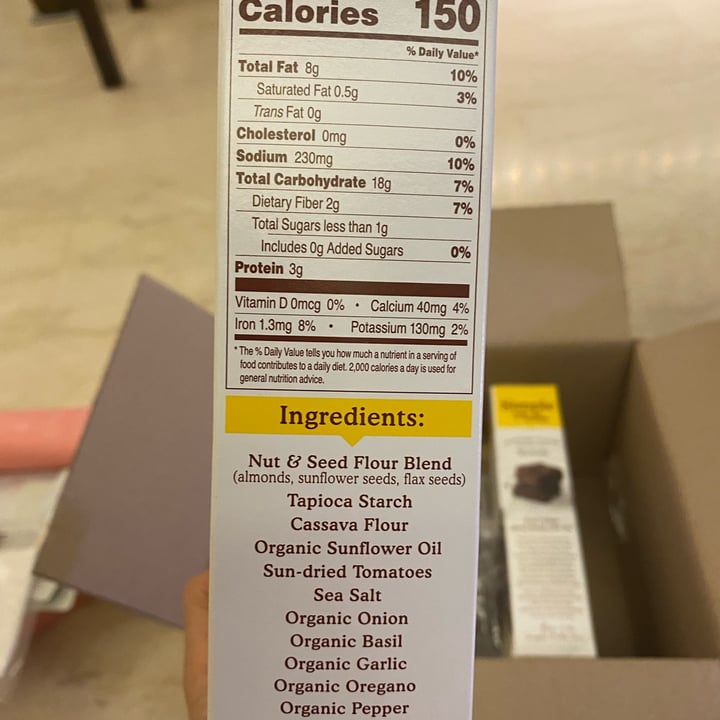 review photo of Simple Mills Sun-dried Tomato & Basil Almond Flour Crackers shared by @carriebevegan on 13 Apr 2022 - review