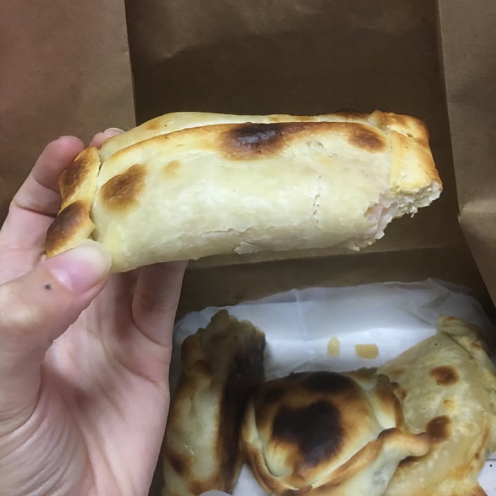 photo of Flipper Pizza Empanada De Jamón Y Queso shared by @paulestoyaqui on  09 Apr 2021 - review