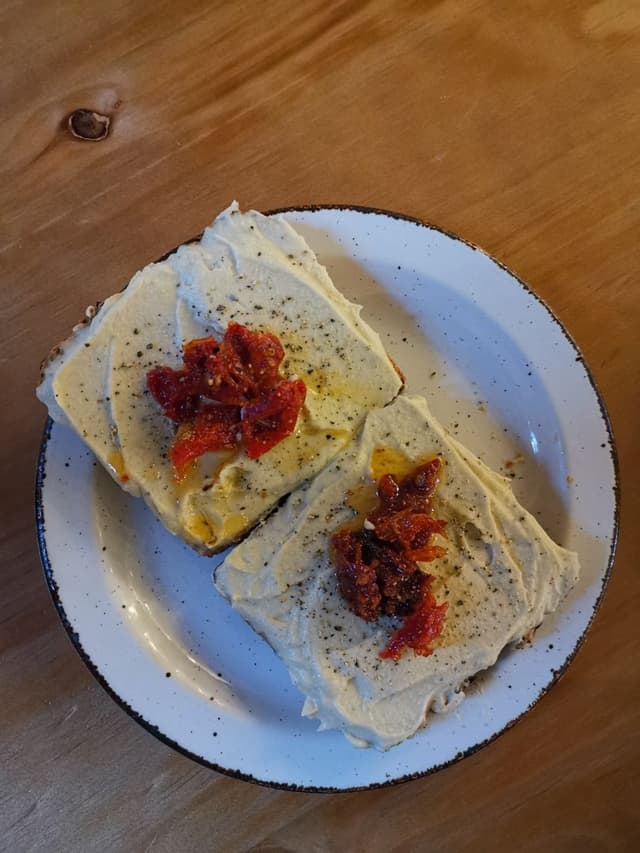 菜肴“Sundried Tomato Humus On Toast”的照片