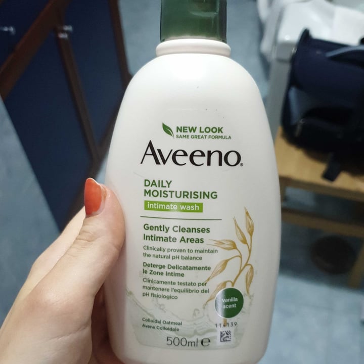 photo of Aveeno daily moistursing intimate wash shared by @itslauraheree on  27 May 2022 - review
