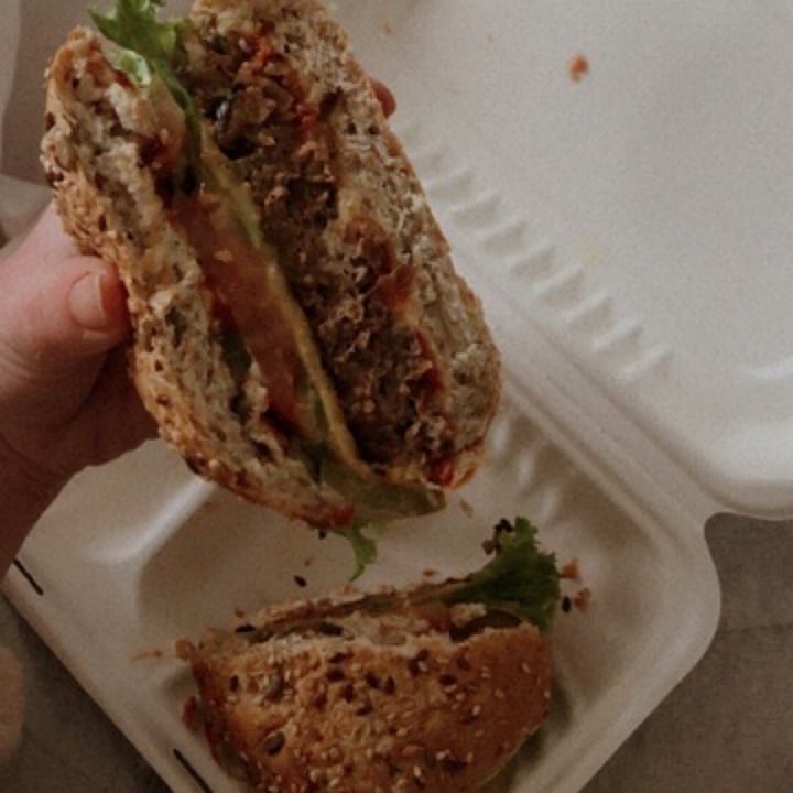 photo of The Fussy Vegan Beyond Cheese Burger shared by @domwestphal on  17 Jun 2020 - review