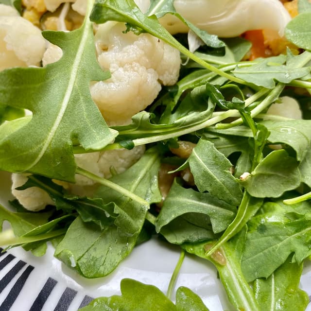 「Ensalada de rúcula con coliflor y espárragos」の料理の写真