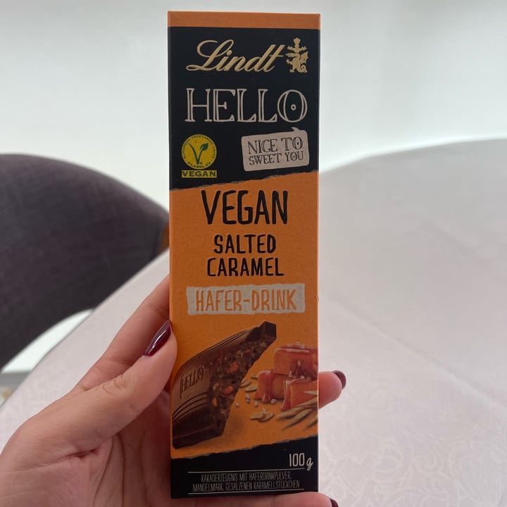 photo of Lindt Hello Vegan Salted Caramel shared by @marianalyra on  03 Nov 2022 - review