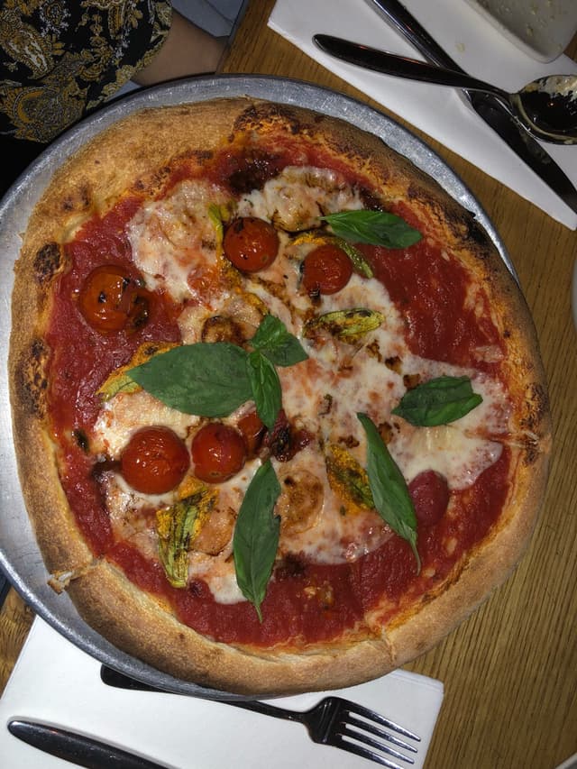 菜肴“Squash Blossom Pizza”的照片