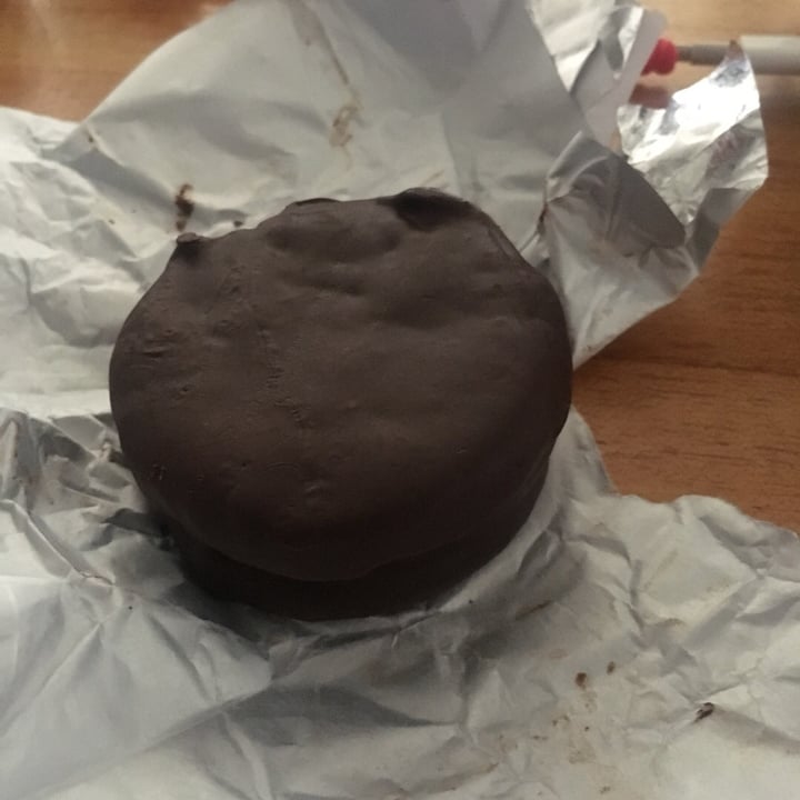 review photo of Carmela Tomasa Alfajor Dulce de Leche Vegano shared by @y0gurt on 25 Jan 2020 - review