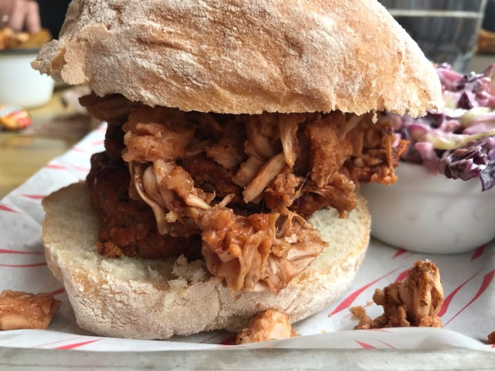 photo of Eat Me Cafe Veggie burger with pulled jackfruit shared by @maggiefilipponi on  17 Aug 2019 - review
