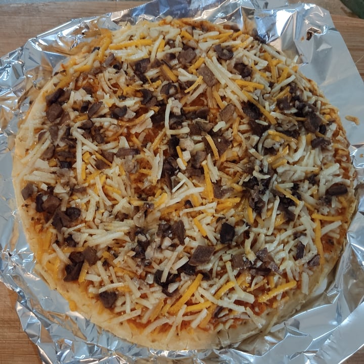 photo of Daiya Daiya Deliciouly Dairy-free Pizza shared by @cecirojas on  27 Mar 2022 - review