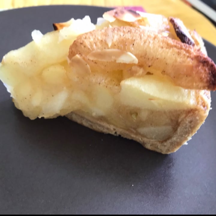 review photo of Kirsty’s Luxury apple pie shared by @laragmorais on 30 Jul 2021 - review