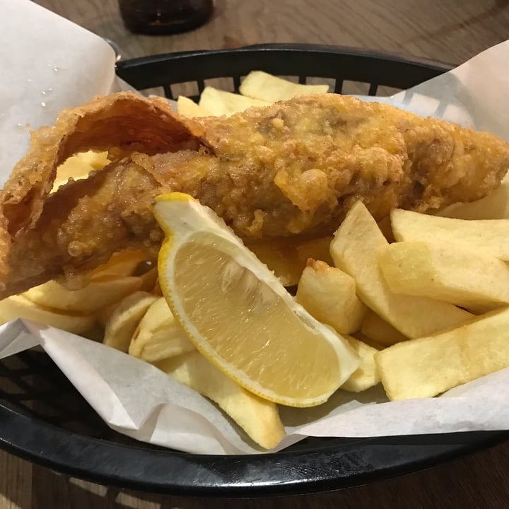 review photo of Sutton and Sons Fish and Chips Fish and chips shared by @el4ine on 09 May 2022 - review