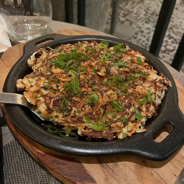 Foto del piatto “yasai okonomiyaki”