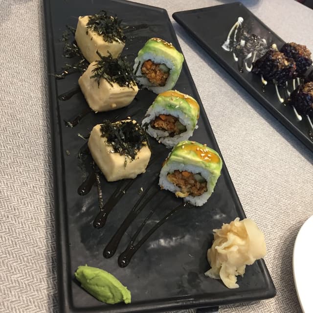 Foto del piatto “Avocado and Tofu Sushi”