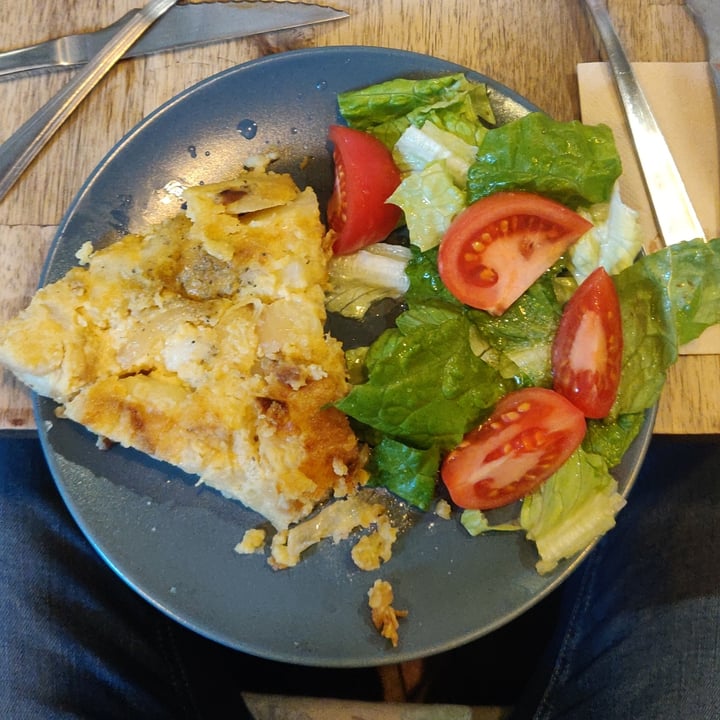 photo of CReeA Tortilla de patata con ensalada. shared by @joxi on  05 Jan 2022 - review