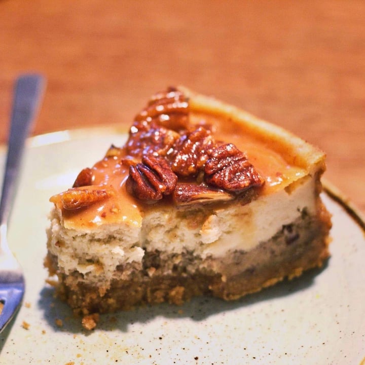 photo of Kaf Pekantærte Cheesecake (Pecan Pie Cheesecake) shared by @spirendeveganer on  17 Oct 2019 - review