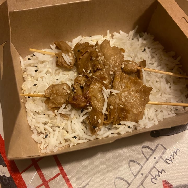 review photo of La Oveja Negra taberna vegana. Brochetas de Heura con salsa satay shared by @blancavinas on 07 Feb 2022 - review