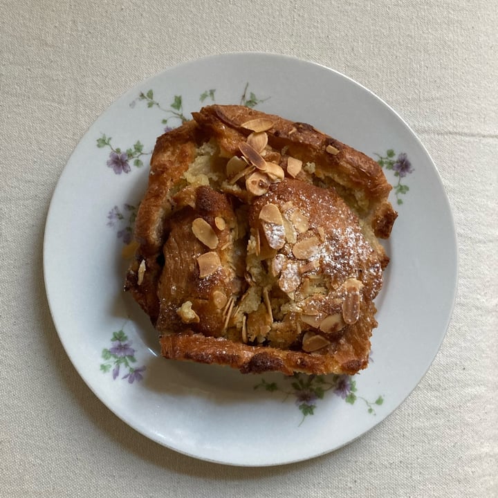 photo of Land&Monkeys Amsterdam Pain au chocolat aux amandes shared by @greenp on  26 Oct 2022 - review