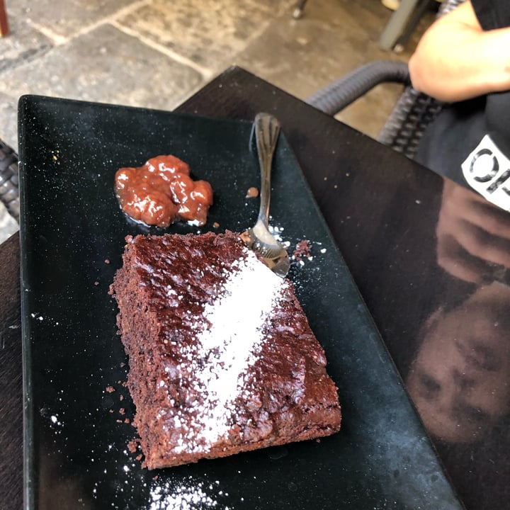 review photo of B-12 Restaurant Bar Vegà Brownie de xocolata shared by @honeyemelina on 12 Nov 2021 - review
