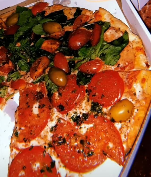 Photo of the dish “Pizza rainbow y napolitana”