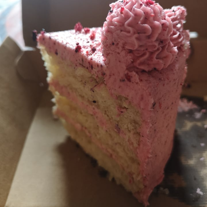 photo of Scoffs Feel Good Food Strawberry And Vanilla Cake shared by @pointsofellie on  16 Jul 2021 - review