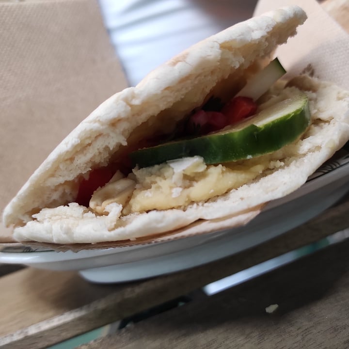 photo of A Parva Pan de pita con hummus, cacahuete, cebolla y pepino shared by @saruchi on  30 Aug 2021 - review