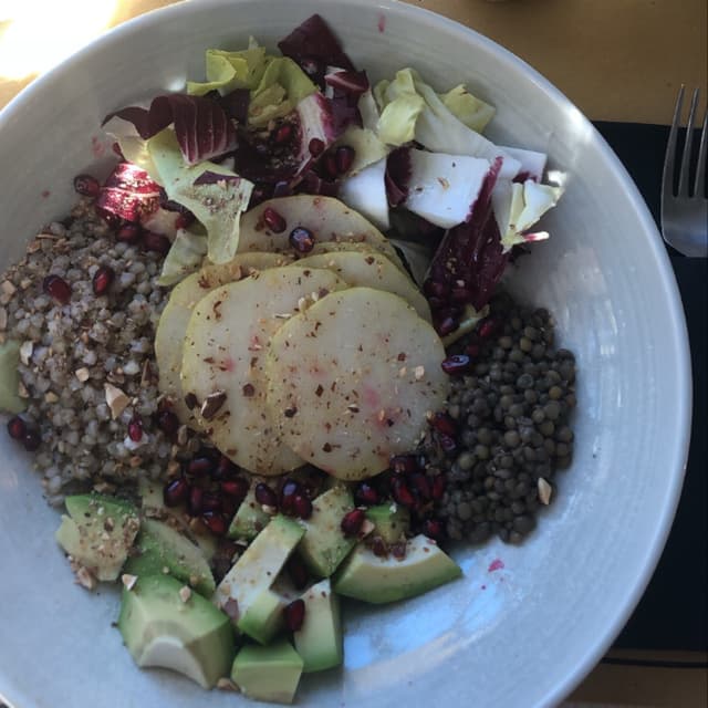 Foto do prato “Bowl con melograno, grano saraceno, avocado, lenticchie, insalata e pera”