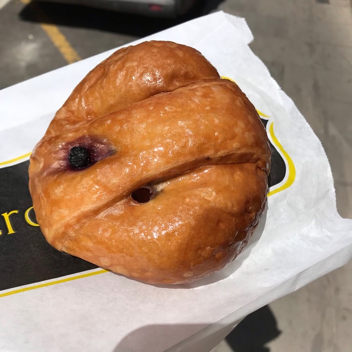 photo of CroisSants Croissant with Blueberry-Cream Cheese shared by @david- on  09 Jul 2021 - review