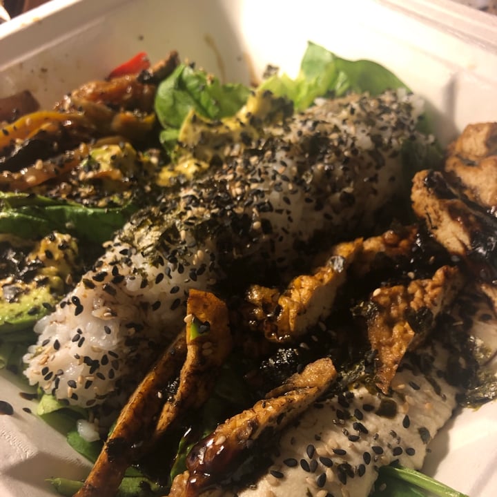 photo of Estilo Veggie Sushi Salad shared by @juliaarena on  24 Mar 2021 - review
