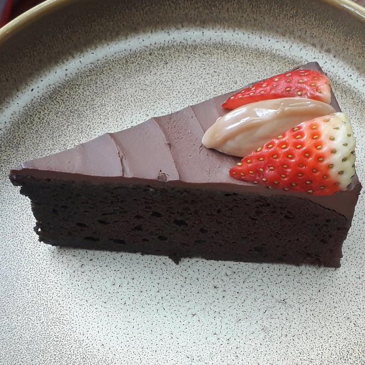 review photo of Genius Central Singapore Vegan chocolate mud cake shared by @veganfoodieomgopnik on 07 Jan 2021 - review