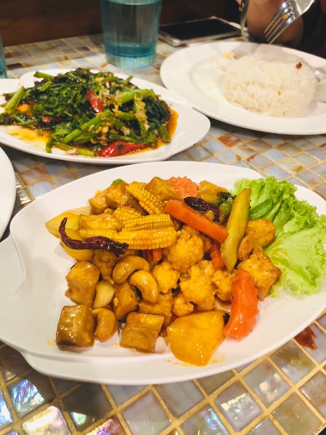 Foto do prato “Stir fried Tofu with Cashew Nuts & Dried Chilli”