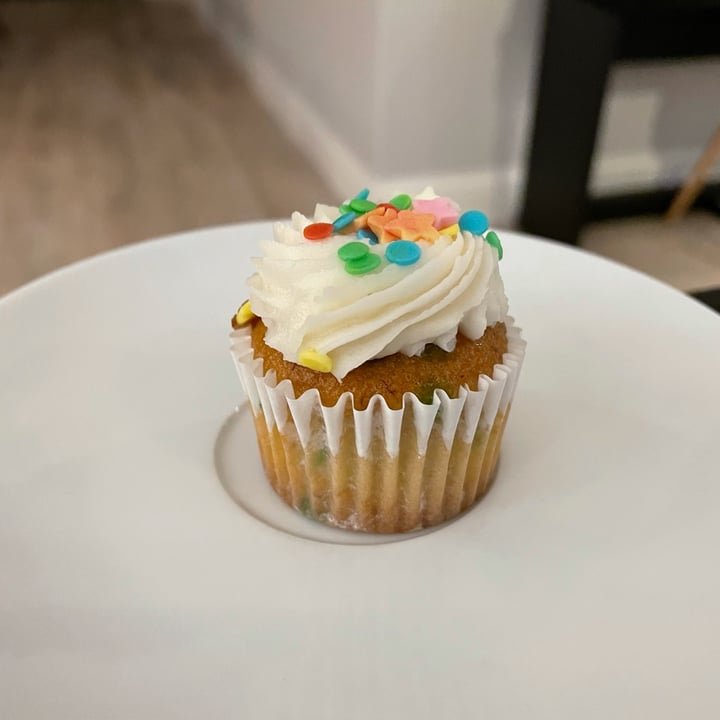photo of Woolworths Food 9 Vanilla Confetti Cupcakes shared by @pravika on  18 Oct 2021 - review