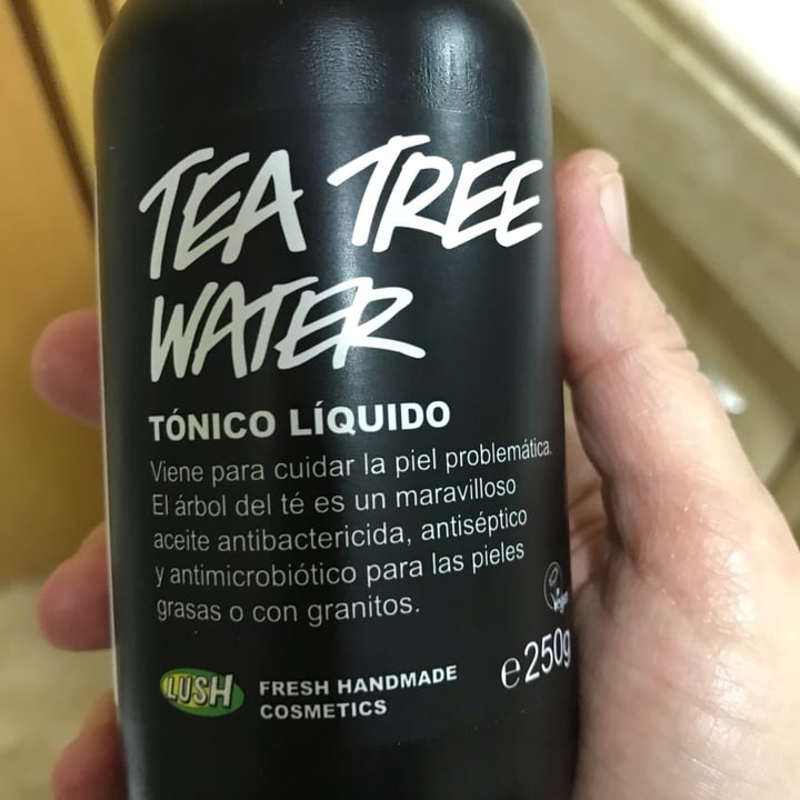 photo of LUSH Fresh Handmade Cosmetics Tea tree  tonico rinfrescante purificante shared by @anadb on  03 Oct 2021 - review