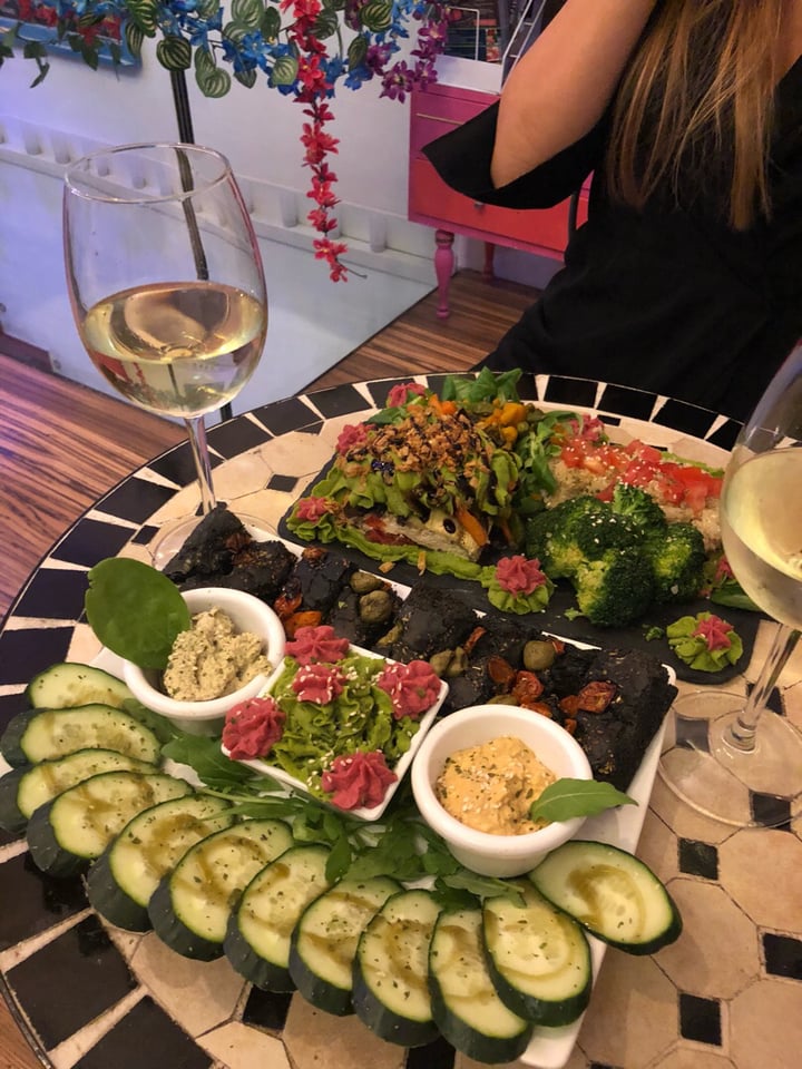 review photo of Sanissimo Opera Hummus con foccacia negra y lasaña de berenjena shared by @steff on 28 Jun 2019 - review