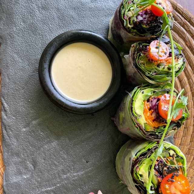 「smoked portabella and avocado rice roll」の料理の写真