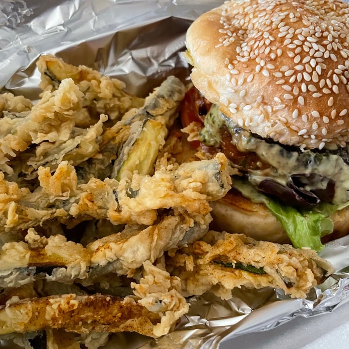 photo of Let's Veg Basil pesto chicken burger shared by @gdemeillon on  15 Jul 2021 - review