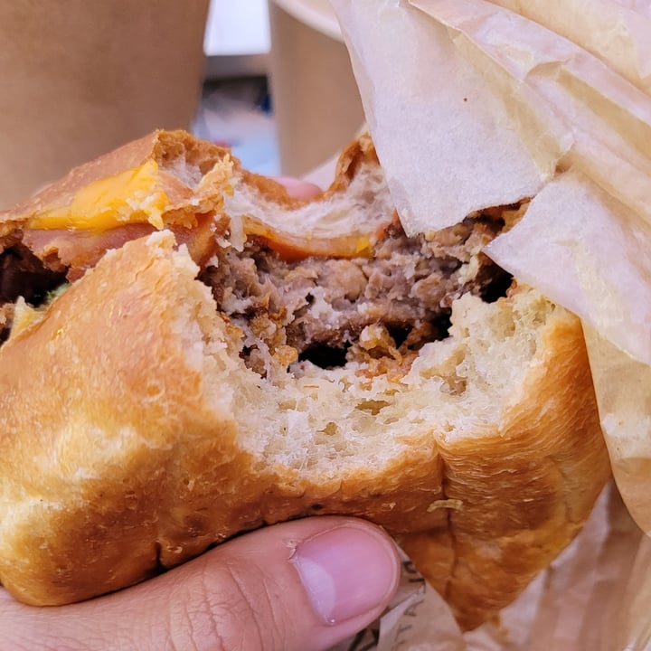 review photo of Hank Burger La Vie Vegan Bacon shared by @felipealemanco on 10 Jul 2022 - review