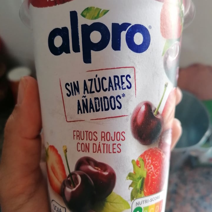 photo of Alpro Yogur Frutos rojos con dátiles sin azúcar añadido shared by @cometdibiasky on  03 Jun 2022 - review